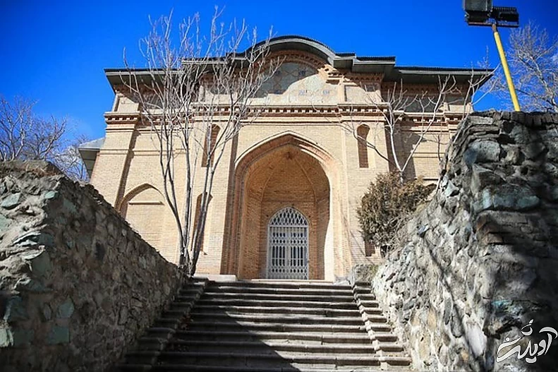 نمای بیرونی و پلکان ورودی کاخ احمد شاهی